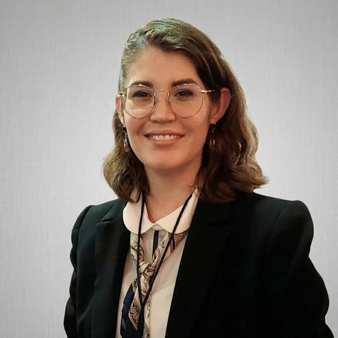 Fotografía profesional de la Dra. Diana Estela Sánchez Herrera, Directora General de Innova Praxis, especializada en consultoría estratégica, optimización de procesos corporativos y transformación digital B2B.